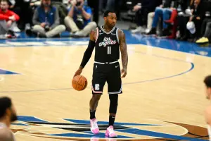 ▲NBA美國職籃夏季聯賽目前正熱鬧開打,而今(16)日稍早曾5度入選全明星賽的得分好手「牆哥」John Wall,也來到拉斯維加斯觀看夏季聯賽,他也抽空接受訪問,表示自己還沒有放棄重返NBA舞台的夢想。(圖/美聯社/達志影像) ▲NBA美國職籃夏季聯賽目前正熱鬧開打,而曾5度入選全明星賽的得分好手「牆哥」John Wall,也來到拉斯維加斯觀看夏季聯賽,他也抽空接受訪問,表示自己還沒有放棄重返NBA舞台的夢想。(圖/美聯社/達志影像)