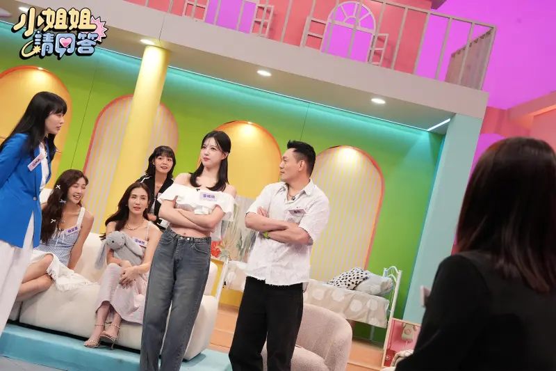 ▲《小姐姐請回答》春風（右）在節目中與小姐姐們互動。（圖／TVBS提供）