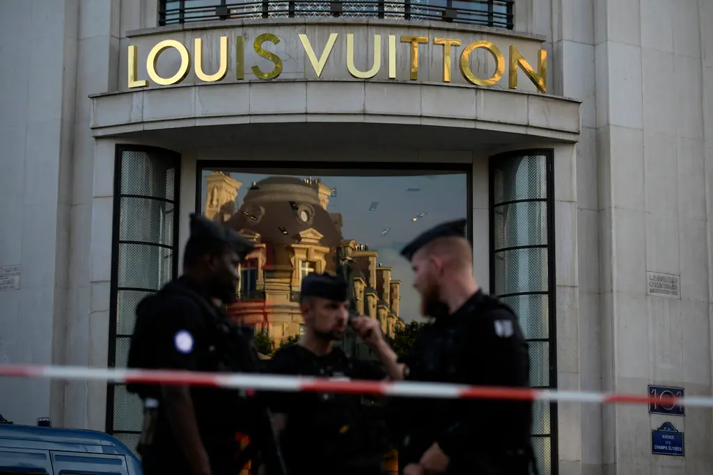 ▲2024法國巴黎奧運倒數8天，當地時間18日，竟傳出員警遭襲擊，一名男子涉嫌在巴黎香榭麗舍大道路易威登精品店（Louis Vuitton）門口持刀襲擊警察。（圖／美聯社／達志影像）