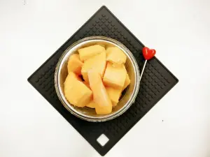 ▲糖尿病患者吃芒果每次以半顆中型愛文為限,每天不超過2份,並應搭配纖維與蛋白質。(圖/周建安提供) ▲糖尿病患者吃芒果每次以半顆中型愛文為限,每天不超過2份,並應搭配纖維與蛋白質。(圖/周建安提供)