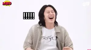 ▲▼南韓啦啦隊女神李珠珢(上)近日上Super Junior希澈所主持的網路節目,在節目中展現應援舞蹈之外,還玩了猜謎遊戲,不料李珠珢在中途突然自爆出一句:「我會便秘。」讓主持人希澈(下)超震驚。(圖/希澈Youtube)