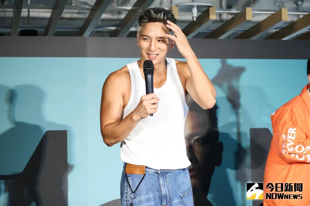 ▲藝人小煜（楊奇煜；如圖）出席節目《不在我的世界當勇者》記者會，聊到王大陸涉逃兵，小煜透露自己和周杰倫一樣都深受「僵直性脊椎炎」困擾因而免役。（圖／記者陳明安攝影）