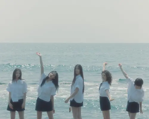 ▲南韓人氣女團NewJeans出道快2年的時間，已紅遍全球累積超高知名度，每每推出新作品，都能獲得全球粉絲的支持與喜愛，團體的風格與造型也掀起一股潮流。（圖／NewJeans IG）