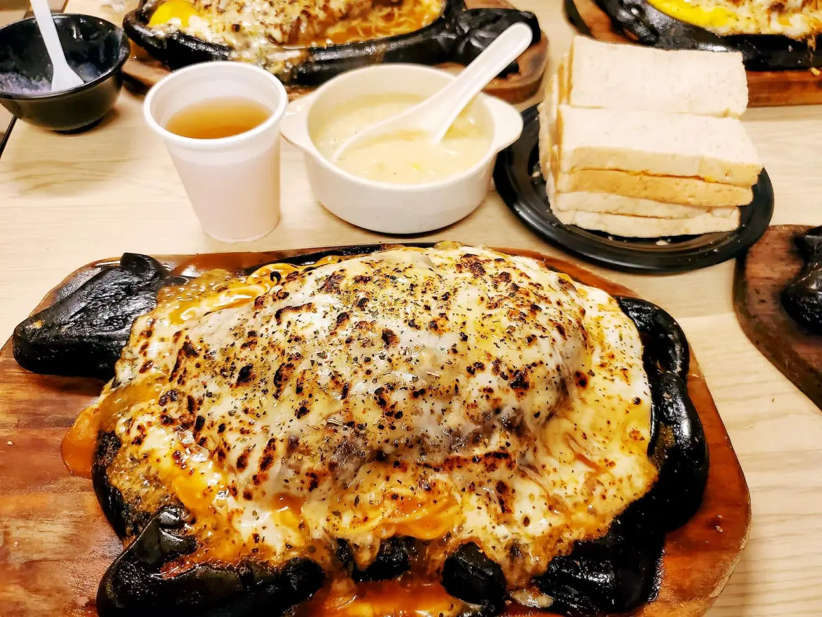 ▲新北市樹林區一間牛排店近日在臉書發布道歉啟示，內文曝光後，反而暖到2.6萬人前來按讚。（圖／翻攝自臉書粉專「樹林大眾牛排」）