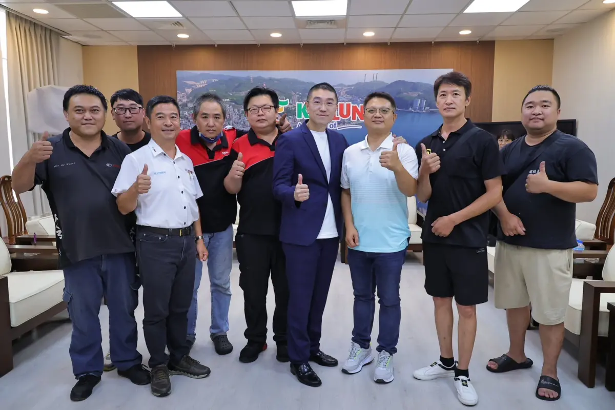 ▲基隆市長謝國樑今（19）日針對「電動機車友善車行」政策，邀請青年機車行代表到市府進行研商。（圖／品牌提供）