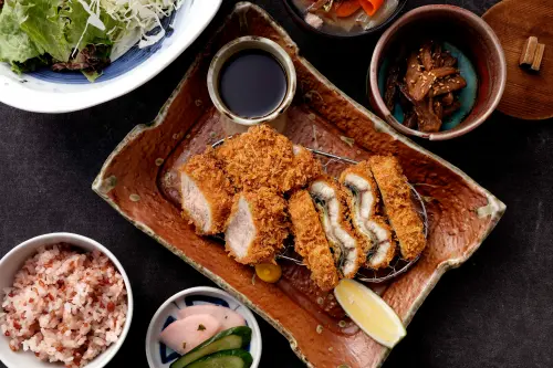土用丑日鰻魚飯買一送一消暑!大江戶町鰻屋、鳥丈爐端燒3大優惠 ▲勝勢日式豬排「酥炸鰻魚老饕豬排套餐」580元。(圖/勝勢日式豬排提供)