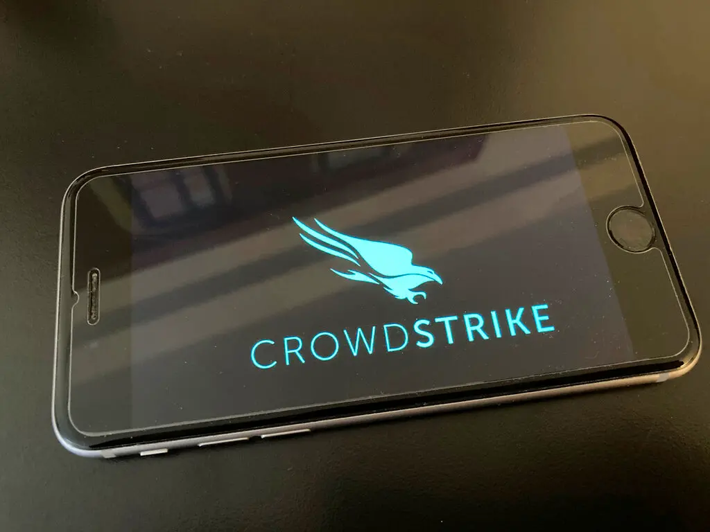 ▲網路安全公司「CrowdStrike」表示，是由於他們的更新作業出錯，導致受影響的微軟Windows電腦無法正常啟動，造成全球災情。受此消息衝擊，CrowdStrike美股盤前交易一度狂瀉20％。（圖／美聯社／達志影像）