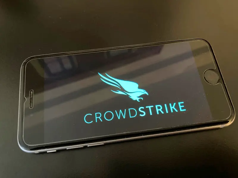 ▲網路安全公司「CrowdStrike」表示，是由於他們的更新作業出錯，導致受影響的微軟Windows電腦無法正常啟動，造成全球災情。受此消息衝擊，CrowdStrike美股盤前交易一度狂瀉20％。（圖／美聯社／達志影像）