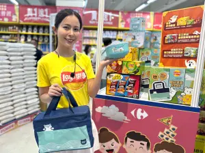 「樂事洋芋片宅家追劇萬用碗組」每組售價199元,除內含136g餅乾組合外,還有白白日記聯名樂事的陶瓷碗。(圖/記者鍾怡婷攝) ▲「樂事洋芋片宅家追劇萬用碗組」每組售價199元,除內含136g餅乾組合外,還有白白日記聯名樂事的陶瓷碗。(圖/記者鍾怡婷攝)