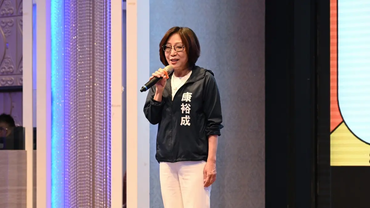 ▲高雄市議長康裕成19日參加「助學圓夢」活動，她特別感謝高雄市社福慈善總會號召社會資源，以助學協助弱勢脫貧及扭轉人生。（圖／高雄市議會提供）