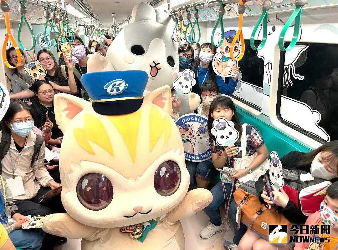 ▲高雄捷運公司舉辦蜜柑站長xㄇㄚˊ幾兔彩繪列車首航，在捷運車箱蜜柑站長xㄇㄚˊ幾兔，受到雙粉絲之歡迎與喜愛。(圖／記者黃守作攝，2024.07.19)