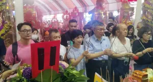 南投高歌「月亮代表我的心」 柯文哲被問狼師案這麼答 ▲民眾黨主席柯文哲今晚到南投配天宮參拜、參與城隍夜巡活動。(圖/南投縣議員簡千翔提供,2024.07.19)