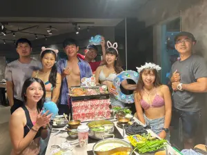 王品集團旗下的和牛涮、嚮辣,推出即日起到8月31日活動期間,同桌顧客每位皆穿比基尼、海灘褲或泳褲用餐,享指定餐點1折好康。(圖/王品集團提供) ▲王品集團旗下的和牛涮、嚮辣,推出即日起到8月31日活動期間,同桌顧客每位皆穿比基尼、海灘褲或泳褲用餐,享指定餐點1折好康。(圖/王品集團提供)