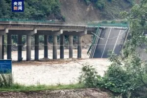 影／中國陝西暴雨成災、誇張畫面曝！公路橋樑遭沖垮　多人罹難
