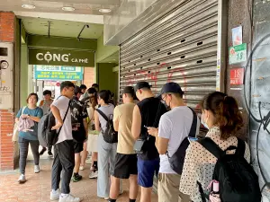 ▲越共咖啡（CỘNG CÀ PHÊ）台灣首家分店今天試營運，想朝聖的排隊人潮已排到隔壁兩個店面處。（圖／記者葉盛耀攝）