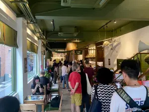 越共咖啡(CỘNG CÀ PHÊ)台灣首家分店今天試營運,店裡一樓處也是擠滿排隊人潮。(圖/記者葉盛耀攝) ▲越共咖啡(CỘNG CÀ PHÊ)台灣首家分店今天試營運,店裡一樓處也是擠滿排隊人潮。(圖/記者葉盛耀攝)
