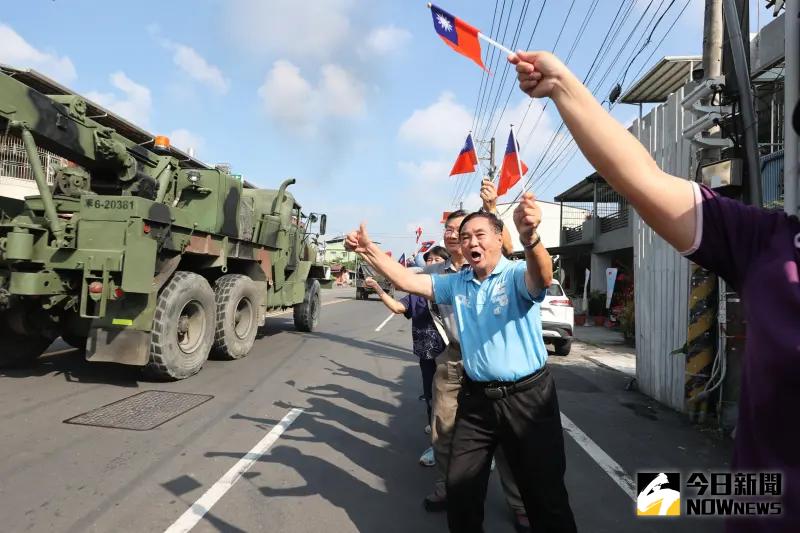 ▲漢光演習前夕，陸軍機步第333旅上午進行戰備偵巡，沿路受到民眾高舉國旗比讚支持。（圖／記者莊全成攝，2024.07.20）