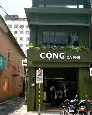 越共咖啡台灣店同樣有著墨綠色基調裝潢。(圖/記者葉盛耀攝) ▲越共咖啡台灣店同樣有著墨綠色基調裝潢。(圖/記者葉盛耀攝)