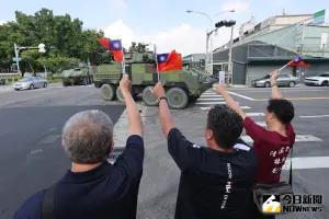 ▲車隊出現在內埔、麟洛、屏東市區街頭，吸引民眾目光高喊國軍加油。（圖／記者莊全成攝，2024.07.20））