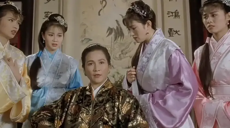 ▲▼鄭佩佩(上圖中、下圖左)演的「華夫人」與鞏俐(上圖右二)、周星馳(下圖右)有多場對手戲。(圖/唐伯虎點秋香劇照)