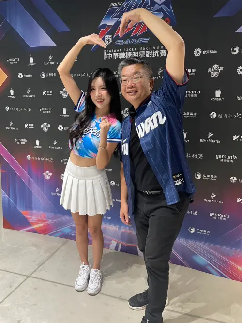 ▲南珉貞今天參加大巨蛋中職明星賽,跟蔡其昌會長一起大隊接力奪冠。(圖/吳政紘攝) ▲南珉貞今天參加大巨蛋中職明星賽,跟蔡其昌會長一起大隊接力奪冠。(圖/吳政紘攝)