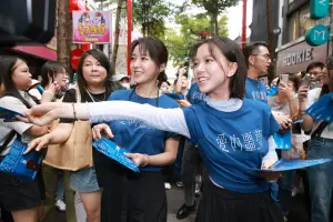 ▲項婕如體驗掃街活動，與民眾互動。（圖／華映娛樂提供）