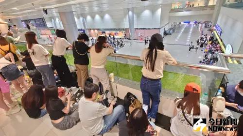 ▲粉絲排隊接機金智媛。(圖/記者林調遜攝) ▲粉絲排隊接機金智媛。(圖/記者林調遜攝)