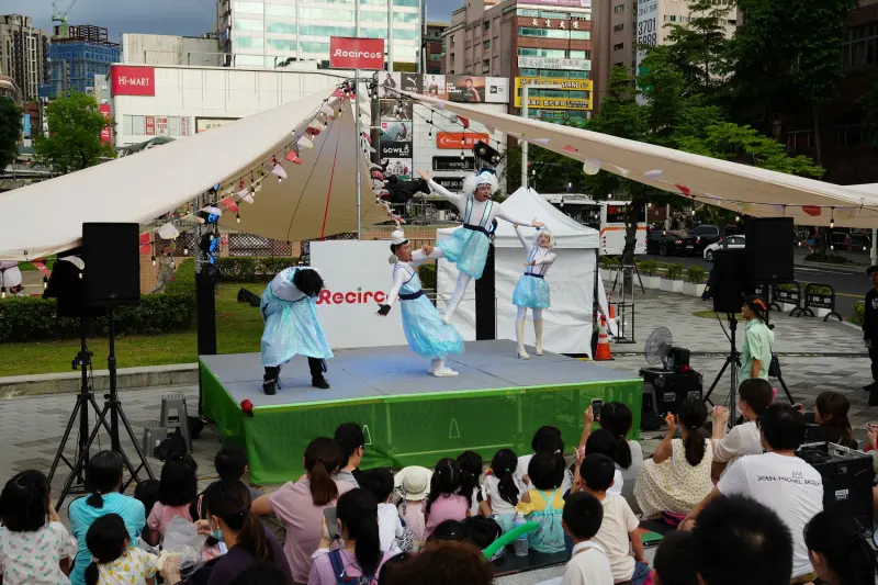 ▲新北市傑出演藝團隊「天馬戲創作劇團」的「Recircus移動綠劇場」，在府中廣場打造為期9天包含綠色舞台、藝文體驗以及永續市集的馬戲嘉年華。（圖／品牌提供）