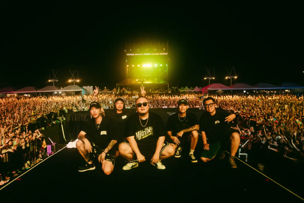 ▲頑童在本色祭合體，不過瘦子（右二）帶來的水槍水柱太強，他急忙對著被射到的觀眾道歉。（圖／本色音樂提供）