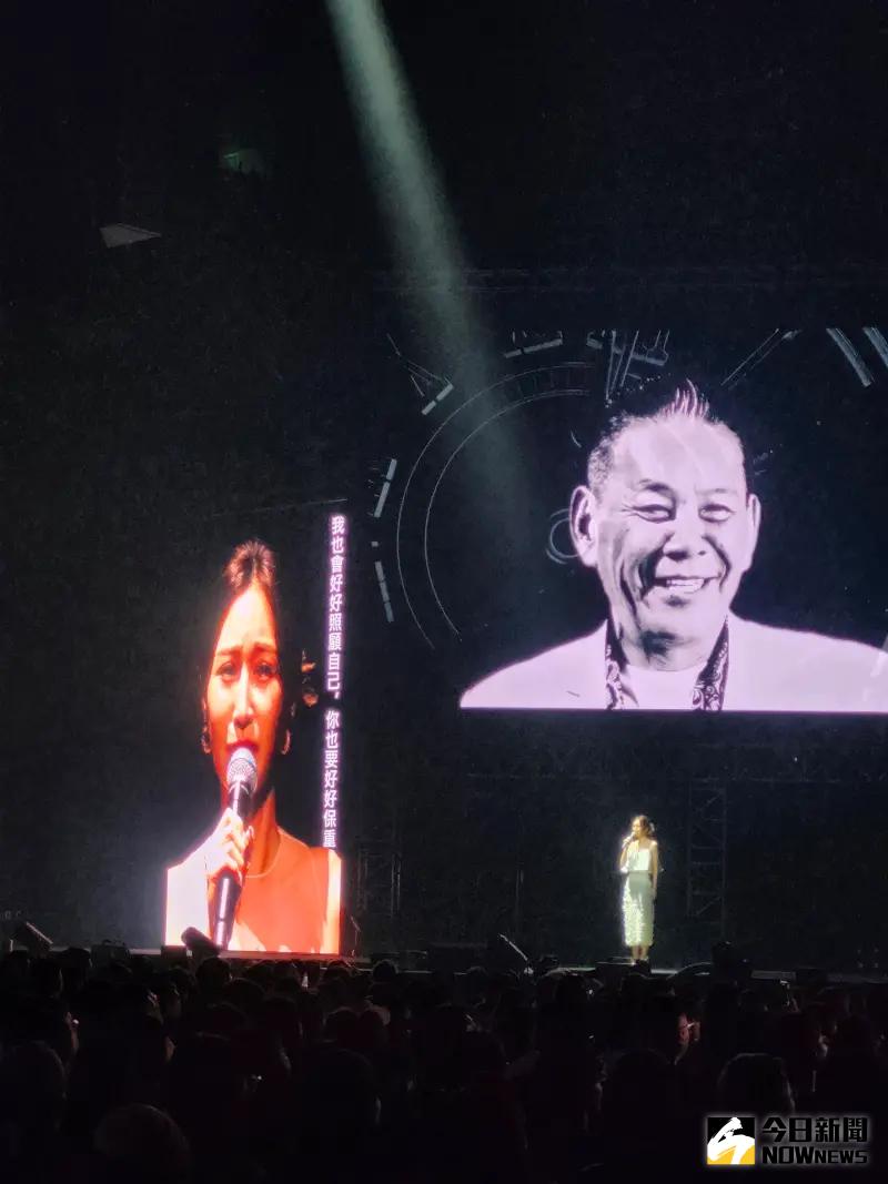 ▲角頭唱演會上，曾莞婷（左）上台唱歌、緬懷龍劭華（右）。（圖／記者吳翊緁攝）