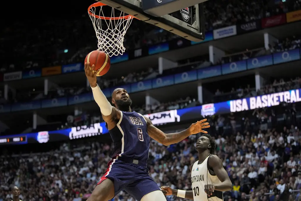 ▲美國男籃持續整裝備戰，今（21）日迎來團隊第4場熱身賽，對手則是預賽的對手南蘇丹，未料美國男籃此戰打得格外艱辛，最終在比賽剩下8秒時靠著「詹皇」LeBron James完成準決殺，終場美國男籃就以101：100驚險擊敗南蘇丹。（圖／美聯社／達志影像）