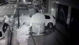 今(21)日凌晨,18歲馬姓男子,疑不滿狼師侵犯幼童,開車衝撞幼兒園舊址大門,落網後怒嗆「我有1歲女兒,看不下去」。(圖/翻攝畫面) ▲今(21)日凌晨,18歲馬姓男子,疑不滿狼師侵犯幼童,開車衝撞幼兒園舊址大門,落網後怒嗆「我有1歲女兒,看不下去」。(圖/翻攝畫面)