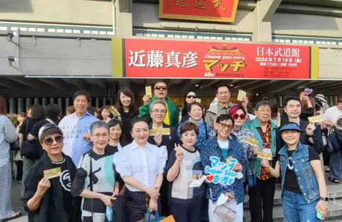 ▲甄楚倩(前排左三)與圈內友人出國玩,53歲的她與過往形象差很大。(圖/姜大衛IG) ▲甄楚倩(前排左三)與圈內友人出國玩,53歲的她與過往形象差很大。(圖/姜大衛IG)