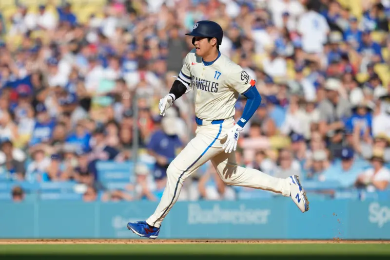 ▲MLB美國職棒今（21）日洛杉磯道奇續在主場迎戰波士頓紅襪，此戰雙方一路鏖戰至延長賽，道奇最終在比賽第11局下半才靠著捕手Will Smith敲出再見安打，終場就以7：6氣走紅襪，順利收下2連勝。而日籍球星大谷翔平在6局下敲出二壘安打，也是他個人生涯在大聯盟的第800安。（圖／美聯社／達志影像）