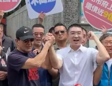 ▲基隆市長謝國樑握起前總統馬英九的雙手。（圖／翻攝自謝國樑直播）