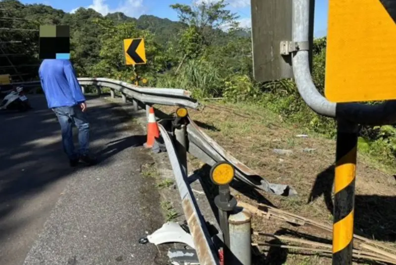 ▲林男因超速違規遭吊扣車牌，他於網路上購買2面偽造車牌，行經平溪106縣道65公里處，疑不熟悉路況摔落邊坡，林男擔心遭警方發現，拔掉偽造車牌後棄車落跑。（圖／翻攝畫面）