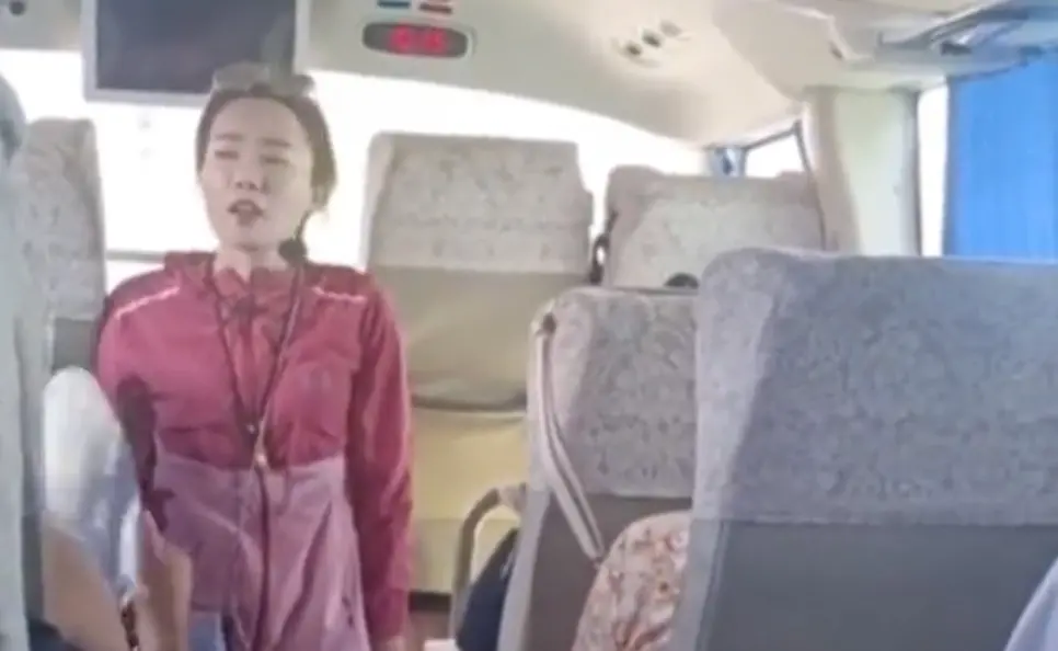 ▲一名女導遊不爽跟團的52名旅客只花人民幣900元（大約台幣4089元），在遊覽車上破口大罵。（圖/Tik Tok）