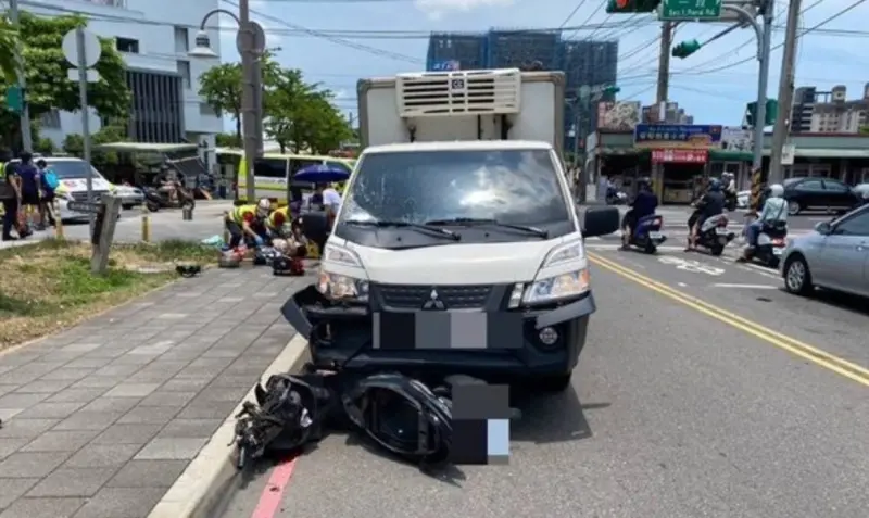 ▲20日中午，桃園市蘆竹發生死亡車禍，洪姓男子無照騎乘機車，左轉與直行小貨車發生碰撞，洪男連人帶車倒地，頭部重創，被送往林口長庚搶救，傷重宣告不治。（圖／翻攝畫面）