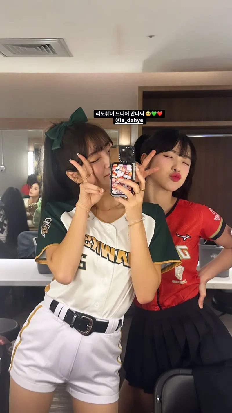 ▲安芝儇如願在明星賽中見到李多慧,兩人開心在後台合照。(圖/安芝儇IG)