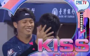 中職明星賽／江坤宇「Kiss Cam」擁吻陳柏豪！特別澄清：只是借位
