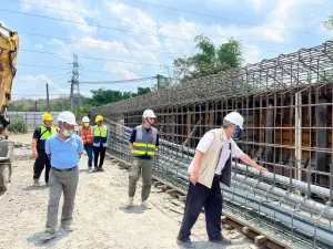 ▲因應輕颱「凱米」南市府特別加強建築物防颱準備，尤其塔式起重機、施工鷹架及相關設施等加強固定作業。（圖／台南市府提供）