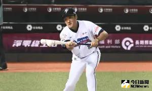 中職明星賽平野惠一「跨欄」又短打逗樂球迷！王建民揮空3次好糗
