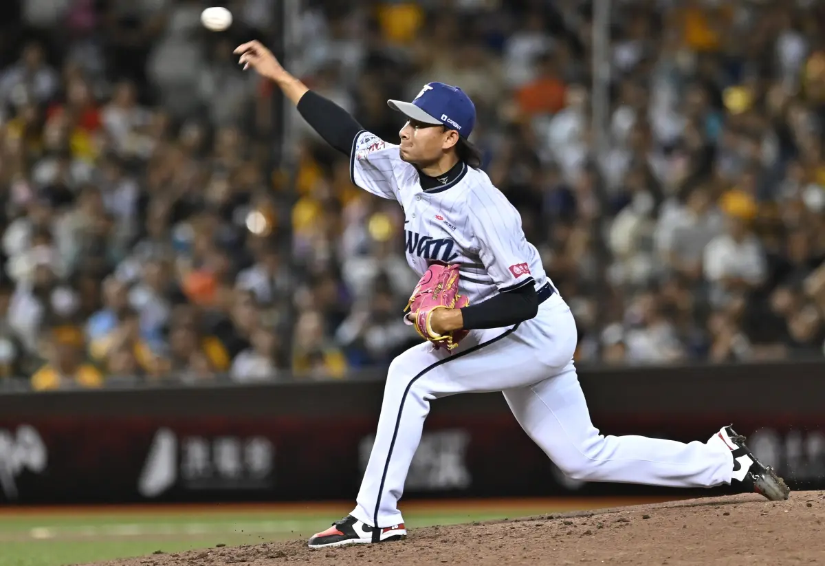 ▲味全龍本土王牌先發「龍之子」徐若熙，因為提前關機無緣參加世界12強賽，總教練葉君璋證實，將會讓他在經典賽資格賽出戰。（圖／林柏年攝）