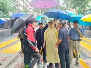 守護輕軌綠巨人隧道　吳嘉昌巡查雨豆樹路段防颱整備
