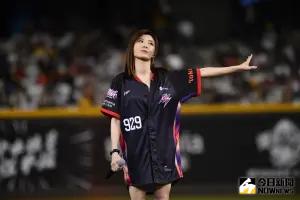 被稱為「玉女掌門人」的蘇慧倫,近年來常被邀請參加中職例行賽「動紫趴」等活動,而她保持得很好,不管是歌聲還是外貌,都很有水準。 ▲被稱為「玉女掌門人」的蘇慧倫,近年來常被邀請參加中職例行賽「動紫趴」等活動,而她保持得很好,不管是歌聲還是外貌,都很有水準。(圖/林柏年攝)