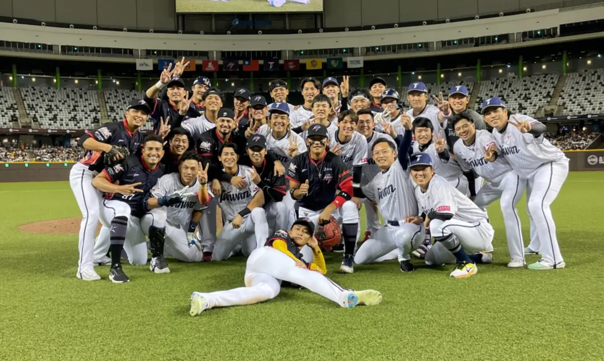 ▲中華隊捕手戴培峰打擊時，被投手陳仕朋投出近身的壞球，作勢不滿將球棒丟向一旁，引發板凳清空衝突，但突然畫風一轉，兩方在場上進行了合影。（圖／富邦悍將提供）