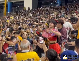▲李多慧把「臭馬傑森」毛巾披在身上。(圖/讀者提供) ▲李多慧把「臭馬傑森」毛巾披在身上。(圖/讀者提供)