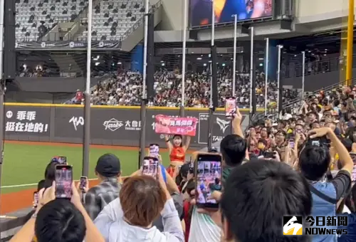 ▲林襄今天裝備升級,拿「臭馬傑森」毛巾應援。(圖/林襄IG、讀者提供) ▲林襄今天裝備升級,拿「臭馬傑森」毛巾應援。(圖/林襄IG、讀者提供)