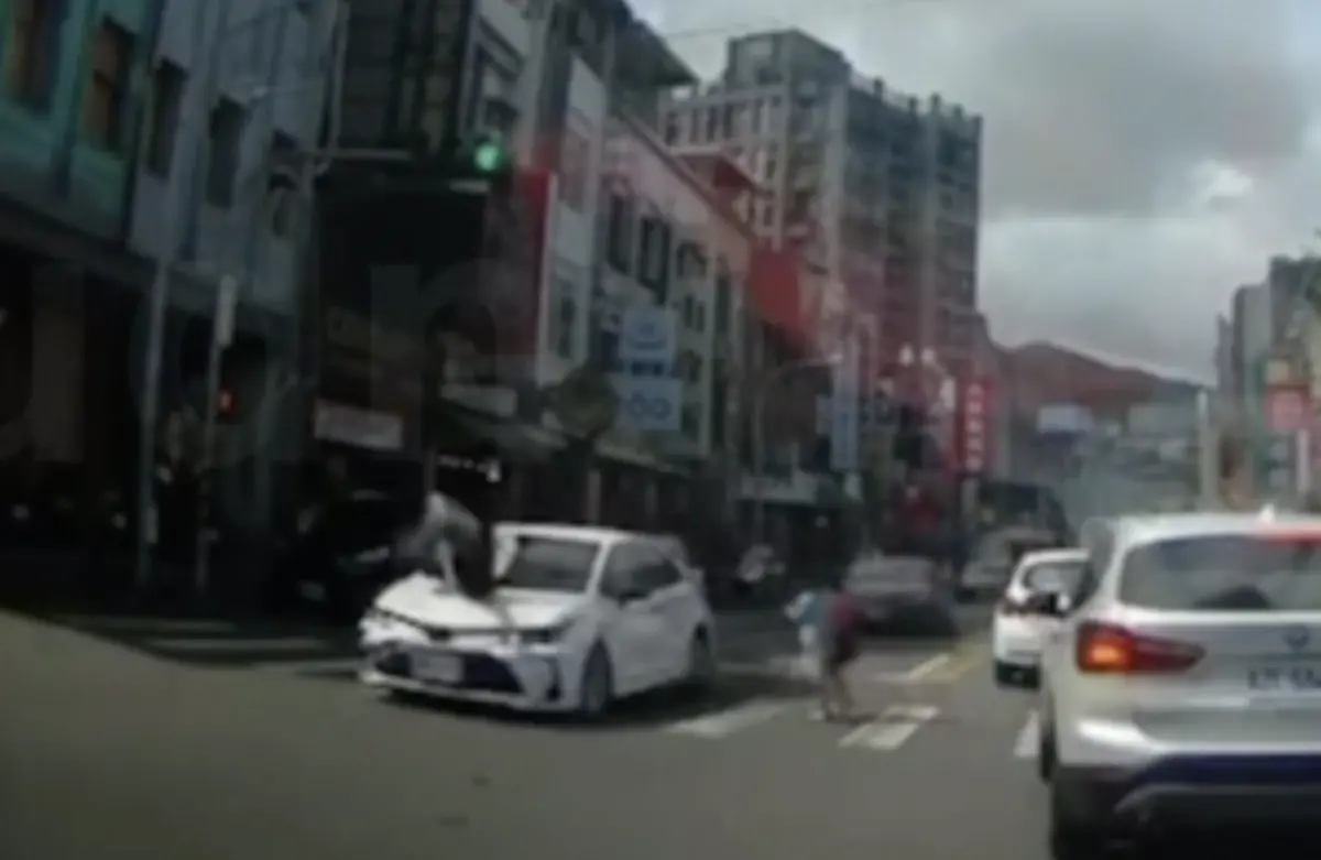 ▲74歲戴姓婦人帶著2名孫子，闖紅燈過馬路被撞飛，所幸僅受皮肉傷。（圖／翻攝畫面）