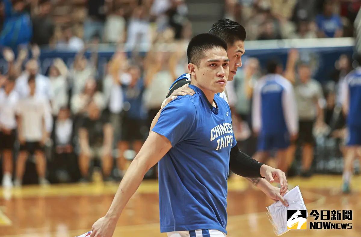 ▲在晚間的威廉瓊斯盃比賽開打前，全場也先為林正明教練默哀，被他一手帶出來的中華藍隊主控陳盈駿在當時的氛圍下，也忍不住情緒，落下難過的眼淚，一旁的劉錚見狀上前搭肩安慰。（圖／記者葉政勳攝）